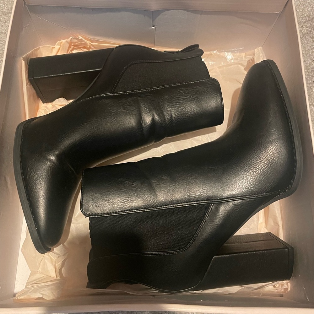 Black Heeled Boots with Sleek Design